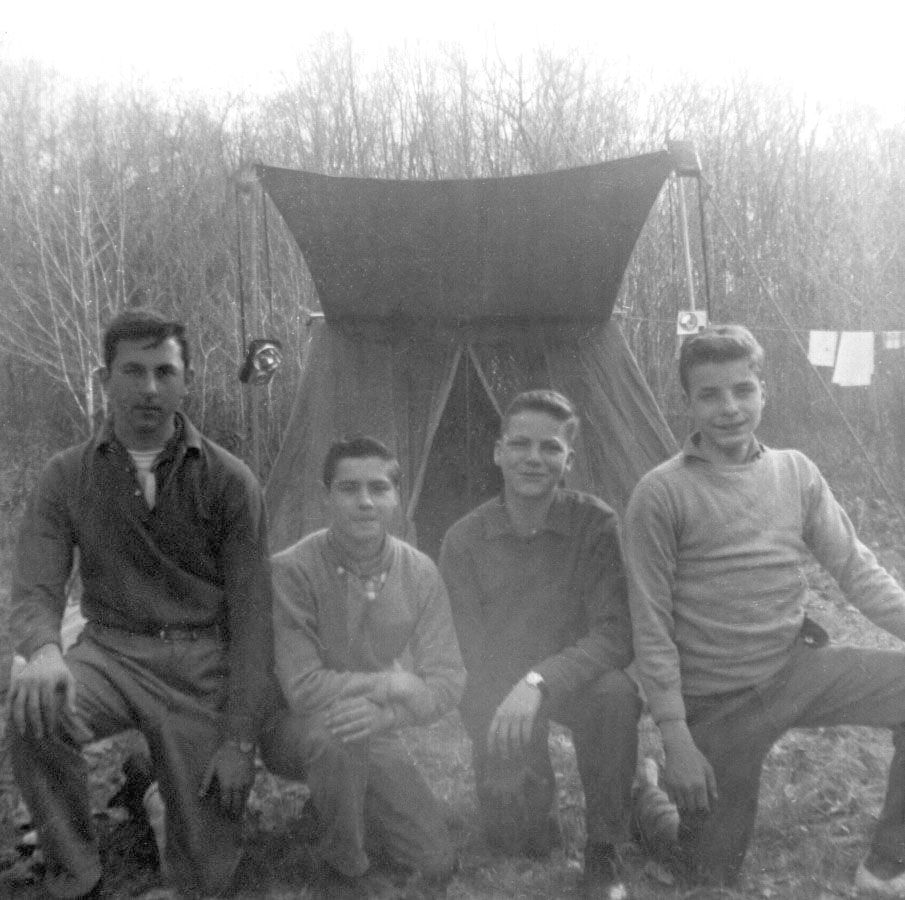 Jean-Marc, Jean-Claude Savard, Jean-Guy Bélanger et Jean-Guy Breton devant leur tente