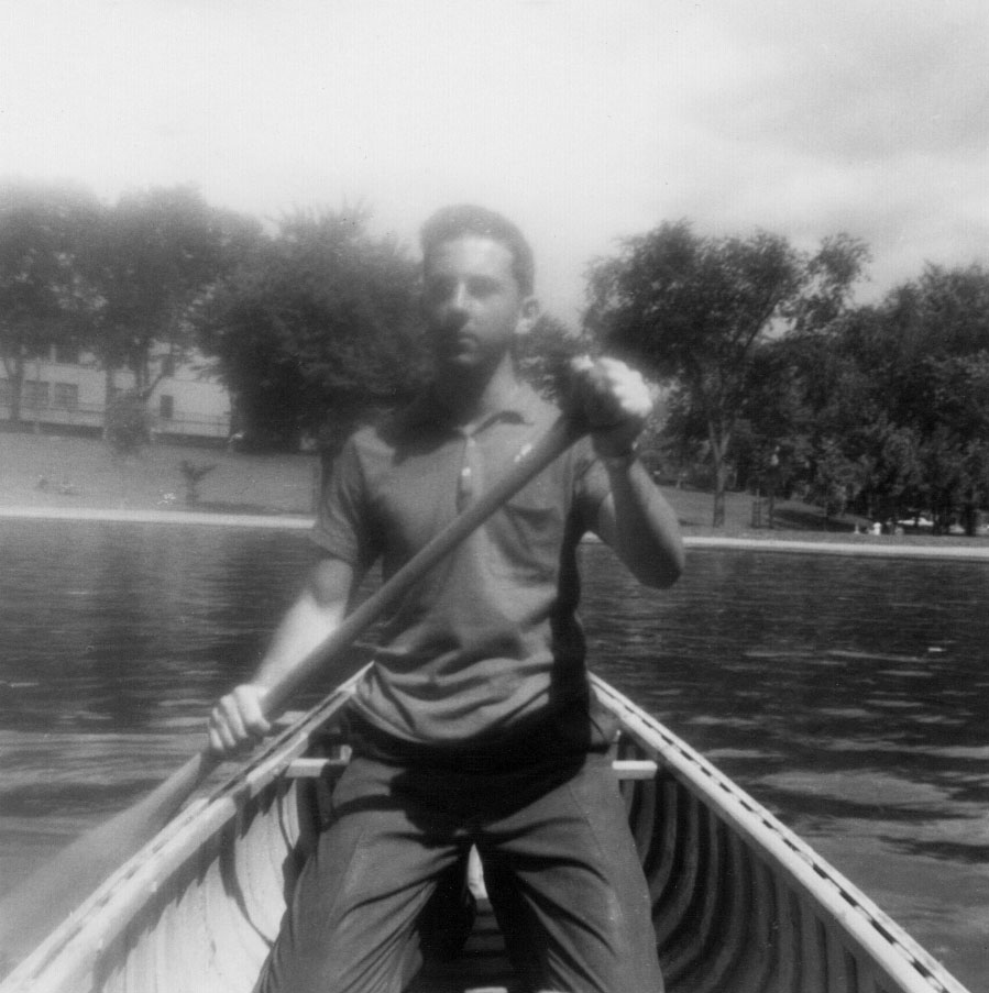 Jean-Marc ramant à l’arrière du canot au parc Lafontaine