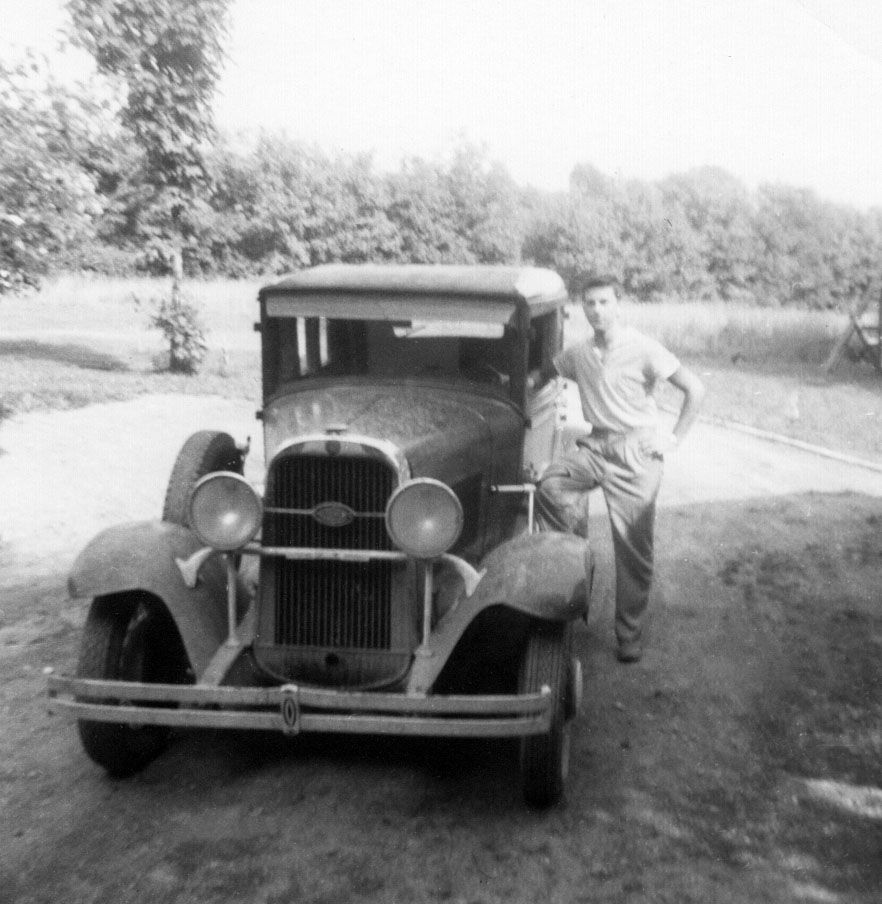 Jean-Marc appuyé sur l’Oldsmobile 1929