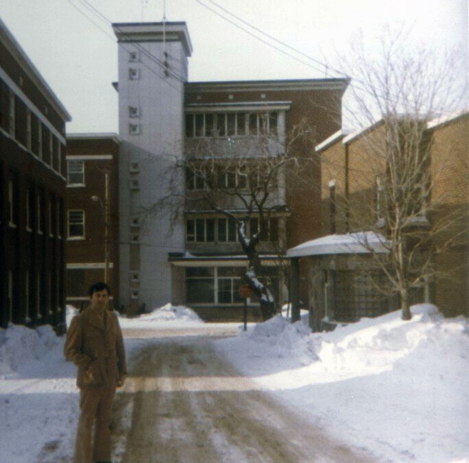 Jean-Marc devant le siège social de Québec-Téléphone en 1975