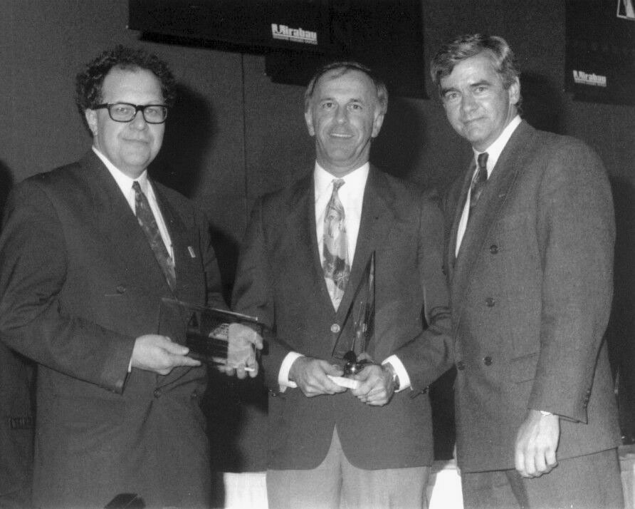 Guy Lebel, Jean-Marc tenant le trophée Diapason, et le ministre des Communications Lawrence Cannon
