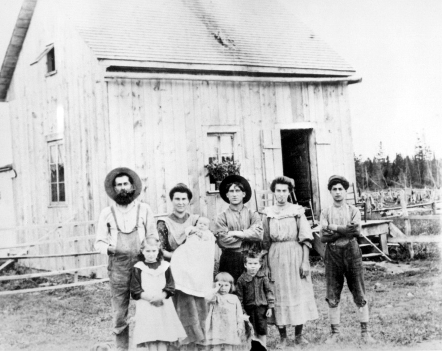 Mon grand-père Louis Labbé en compagnie de membres de sa famille et de quelques engagés