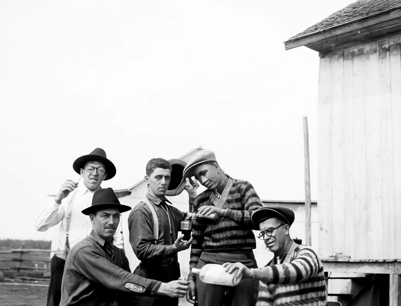 Une belle gang en train de festoyer