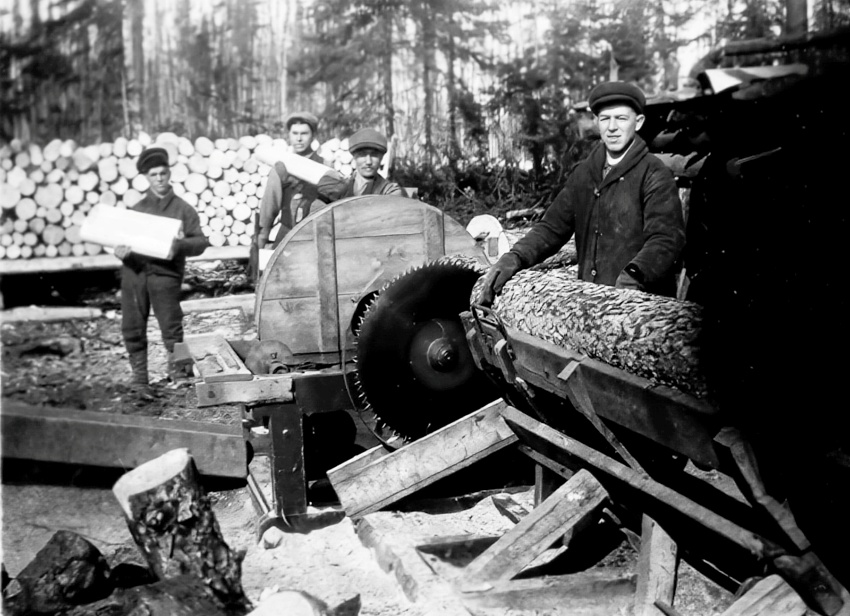 Émile Labbé travaillant dans un moulin à scie